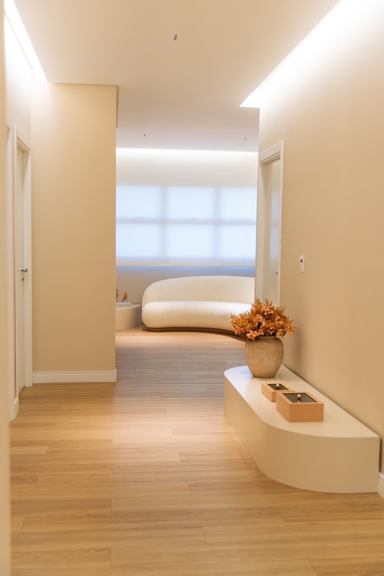 Corredor interno da Grape Clinic com lounge integrado